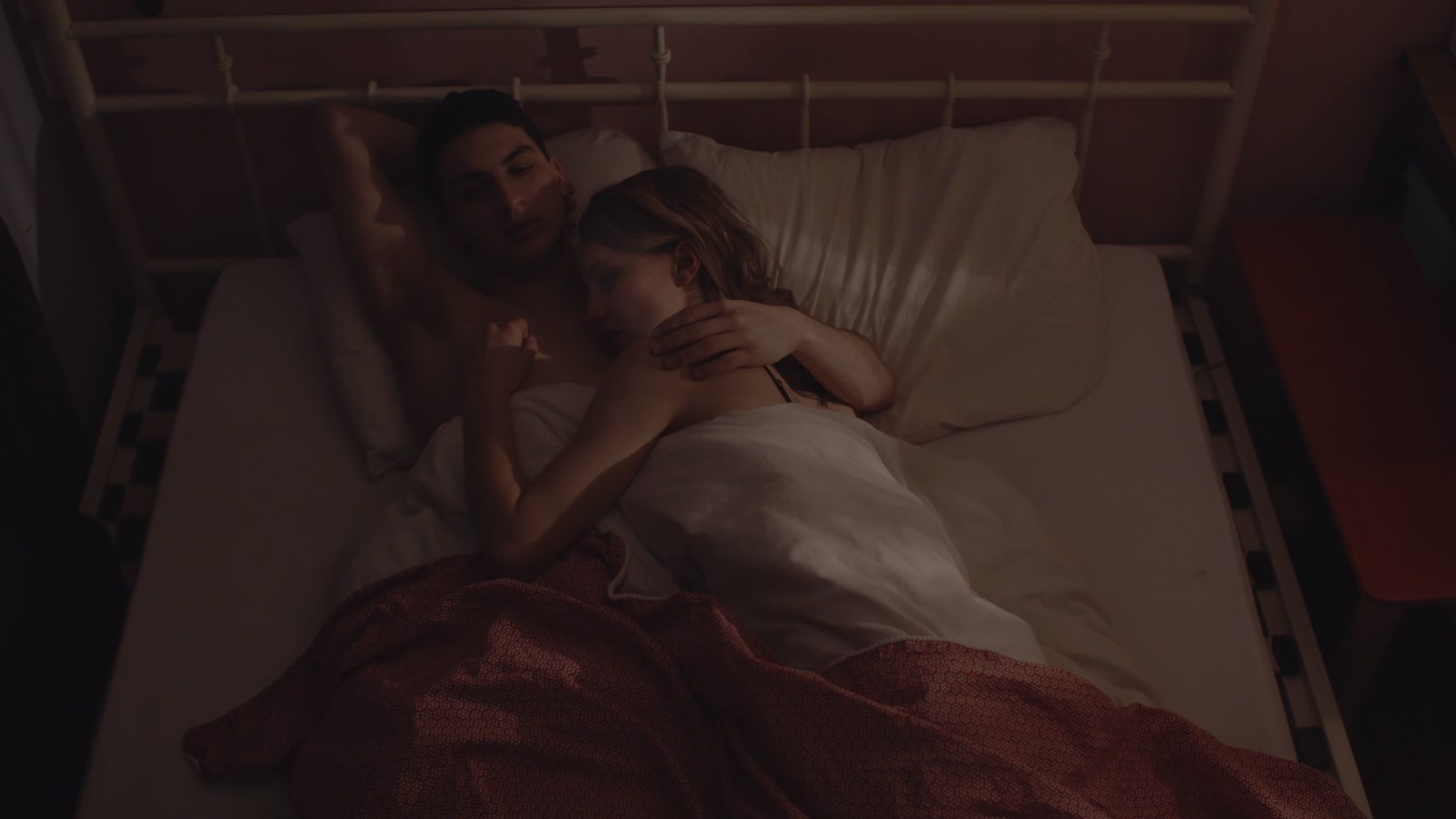 Eerste beeld van de showreel van Savannah. Een vrouw en een man liggen samen in bed.