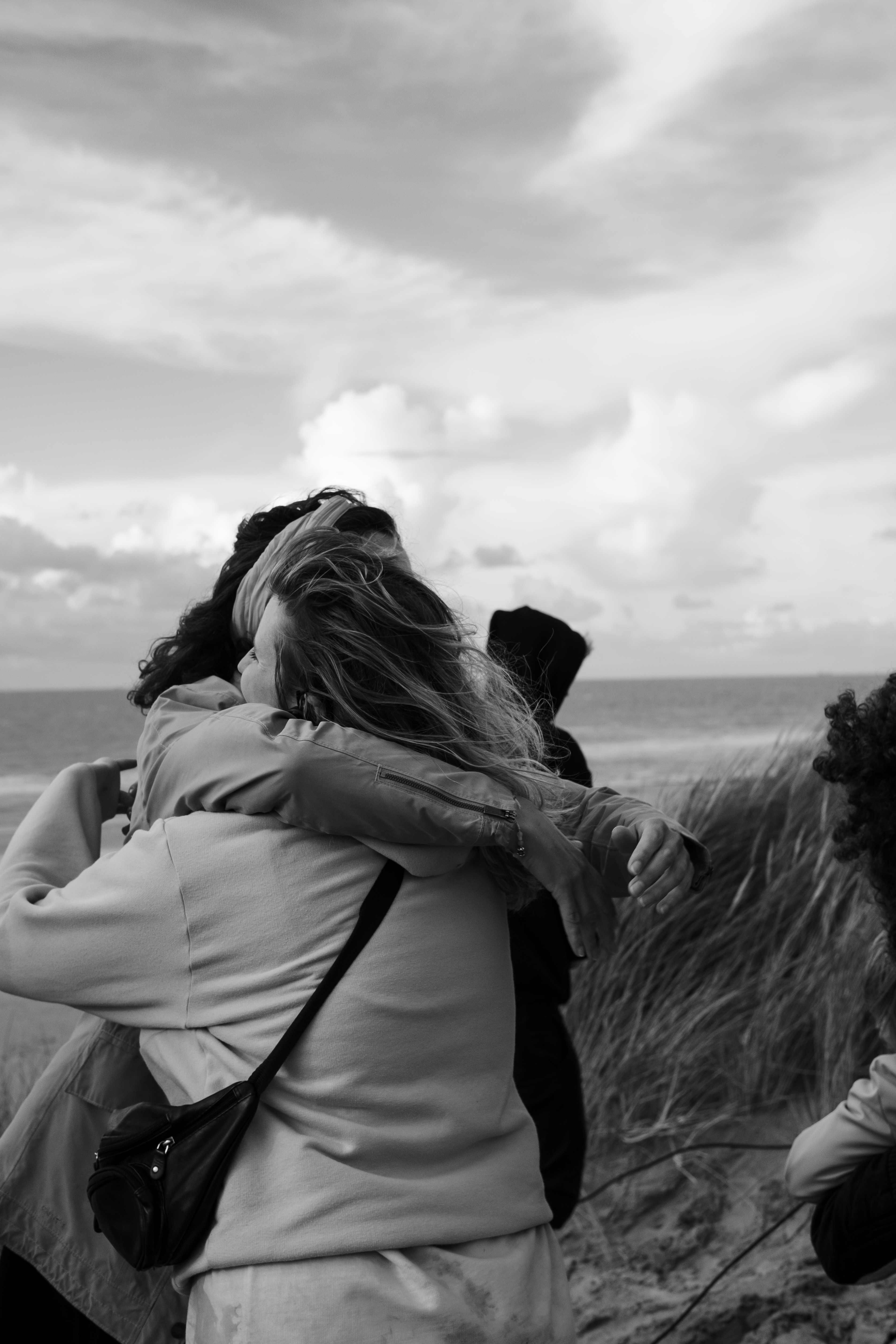 De foto is genomen op het moment voordat Savannah en een andere vrouw elkaar omhelzen. De foto is genomen op de set van Dochter van een Vader.